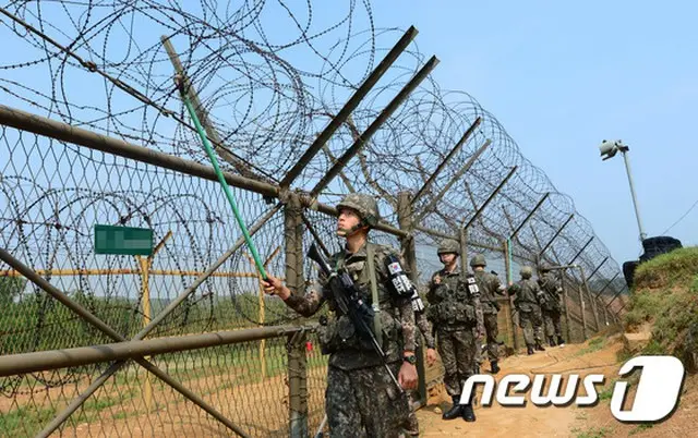 先月末、韓国西部前線のGOP（最前線の見張り所）にて手投げ弾爆発により死亡した一等兵のA氏（20）の古参兵3人が在宅起訴されたと、国防部が26日に明らかにした。（写真は参考写真 / 提供:news1）