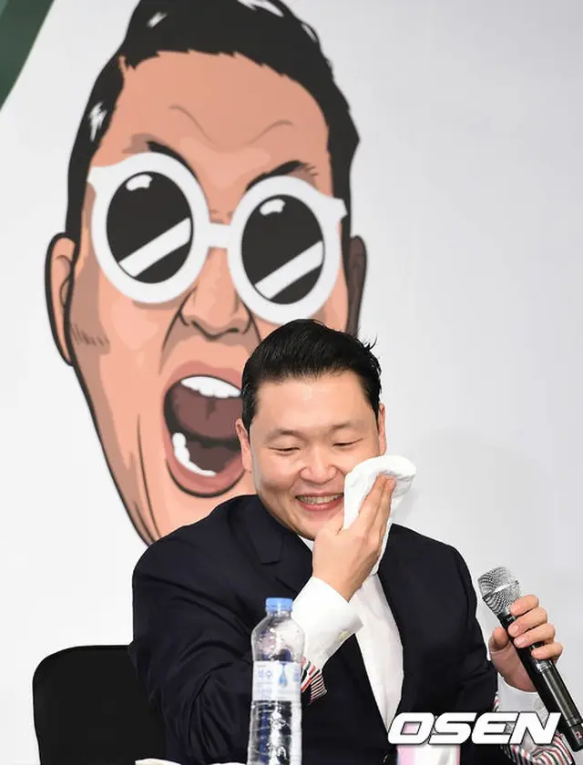 韓国歌手PSY（サイ、37）が「（世界的大ヒット曲）『江南スタイル（GANGNAM STYLE）』の重さが重くて、最近は江南（カンナム）にも行かない」と述べた。