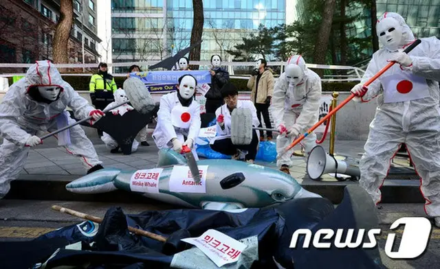 7日午前、韓国・日本大使館の工事現場前で、韓国の環境運動聨合海委員会の活動家たちが日本の南極捕鯨撤回要求および警告記者会見をおこない、糾弾パフォーマンスを展開した。