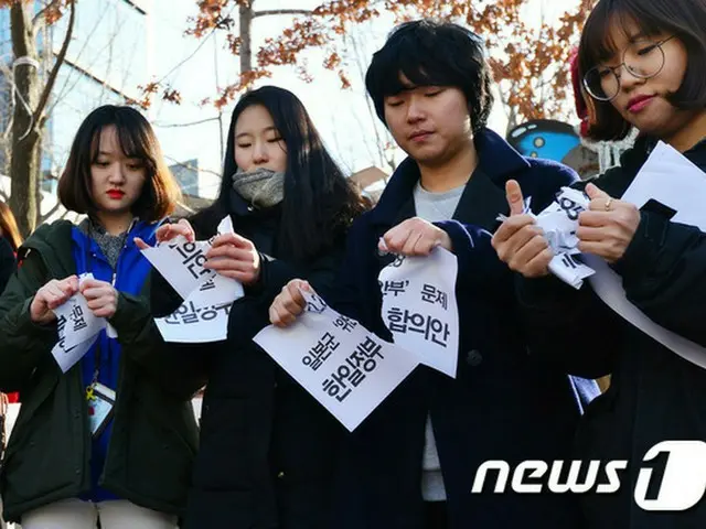 韓国の梨花（イファ）女子大学総学生会は4日、先月28日の慰安婦合意について「責任も謝罪もない日韓政府間の合意案は破棄しろ」と要求した。