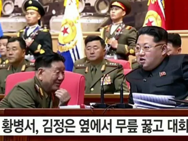北朝鮮ナンバー2とされる黄炳瑞（ファン・ビョンソ）軍総政治局長が、金正恩（キム・ジョンウン）第1書記の前で丁寧にひざまずいて対話している姿がとらえられ、注目が集まっている。（提供:news1）