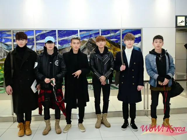 【空港レポ】「MADTOWN」、6人で新千歳空港に到着！ファンの出迎えに感謝のハイタッチ