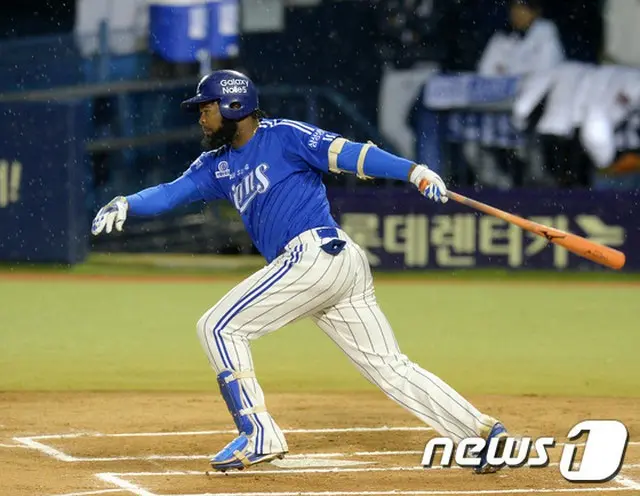 昨年までKBOリーグ、サムスン・ライオンズでプレーし、現在日本プロ野球・千葉ロッテマリーンズのヤマイコ・ナバーロ（28）が実弾所持で逮捕されたことがわかった。