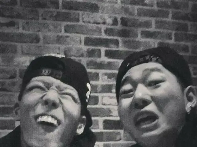 韓国アイドルグループ「Block B」ジコ（ZICO）と「iKON」BOBBYの変顔写真が公開された。（提供:OSEN）