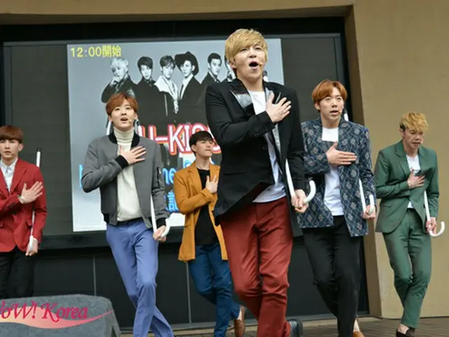 「U-KISS」