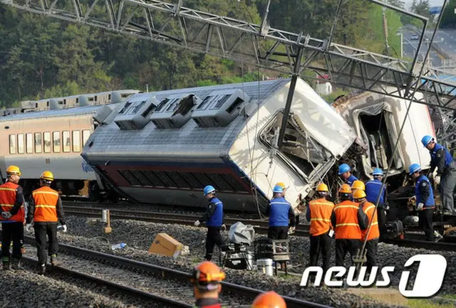 9人死傷の韓国・麗水列車脱線事故、「運転士が自殺未遂」と報道