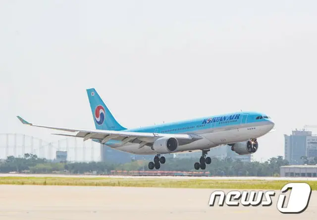 大韓航空の旅客機とシンガポール航空の旅客機が、同じ滑走路に同時進入し、衝突しそうになった。管制塔の急ブレーキ指示により、衝突は免れたものの、シンガポール航空の旅客機はタイヤ損傷で19時間遅延。（提供:ne