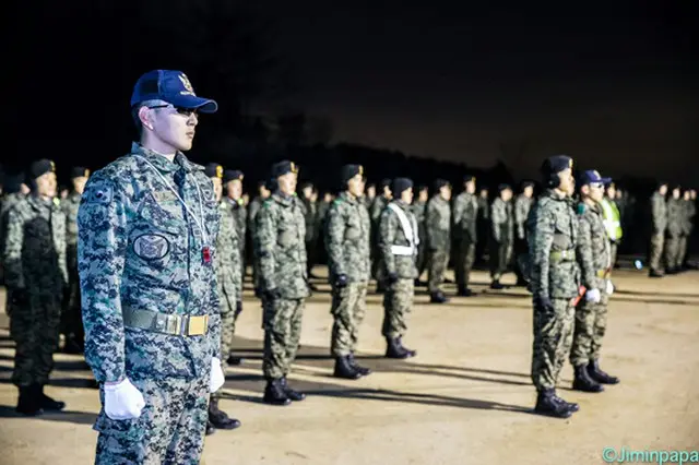 入隊する韓流スターがいれば、立派に軍務をやりとげて除隊してくる韓流スターもいる。ただし、除隊しても素直に喜んでばかりはいられない。（写真提供:ロコレ/韓国陸軍公式サイトより）