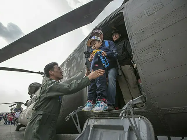 兵役のがれを防ぐために陸軍では子供に軍隊に親しんでもらう活動を続けている（写真提供:ロコレ/韓国陸軍公式サイトより）