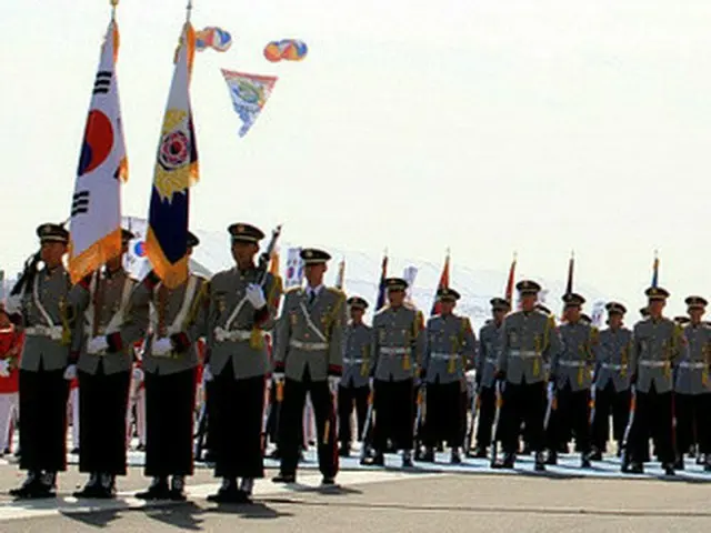 韓国の兵役経験者の中には、「一等兵と上等兵は天地ほどの差がある」と言う人がいる。「天と地の差」という表現は大げさにしても、ニュアンス的にはそれほど違いがあるということだ。（写真提供:ロコレ）