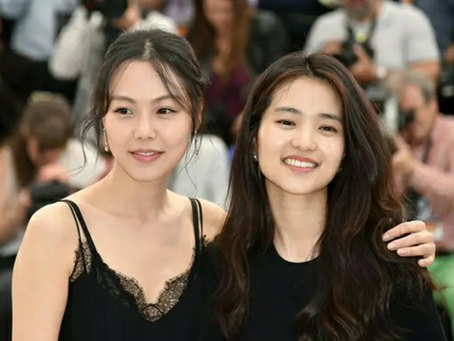 韓国女優キム・ミニ（34）が同性とのベッドシーンについて「むしろ安心し、落ち着ける」と述べた。左からキム・ミニ、キム・テリ。（提供:OSEN）