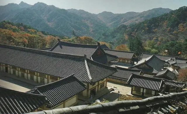 韓国のお寺は山の中腹にある場合が多い（写真提供:ロコレ）