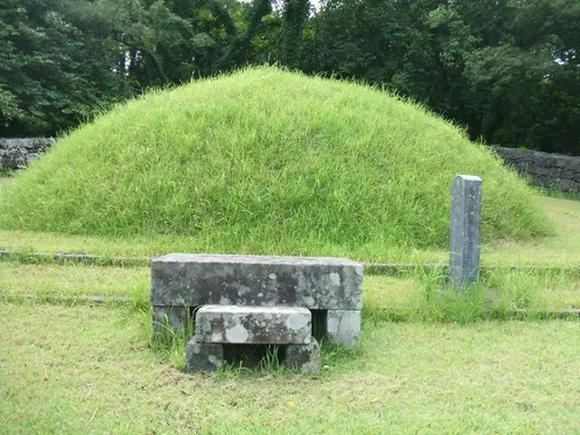 墓の前には祭祀の料理を並べる石の台が設置されている（写真提供:ロコレ）