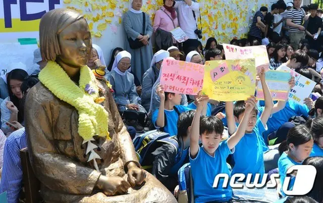 31日、韓国政府が日韓間の“慰安婦合意”による財団の設立準備委員会を発足した中、女性・大学生団体が日韓合意による政府の財団設立を中断するよう要求した。