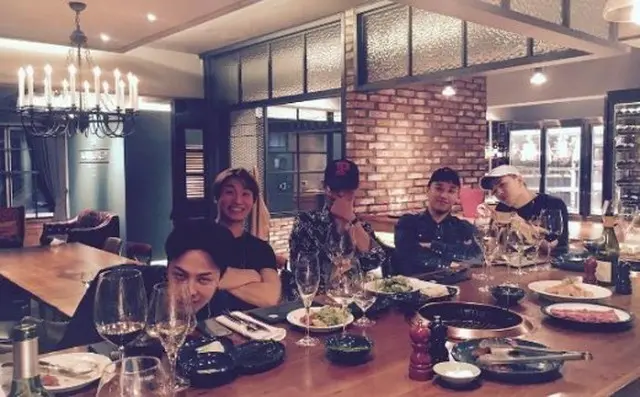 人気グループ「BIGBANG」が、仲良く夕食を共にした写真を公開した。（写真:V.I（スンリ）のInstagramより）