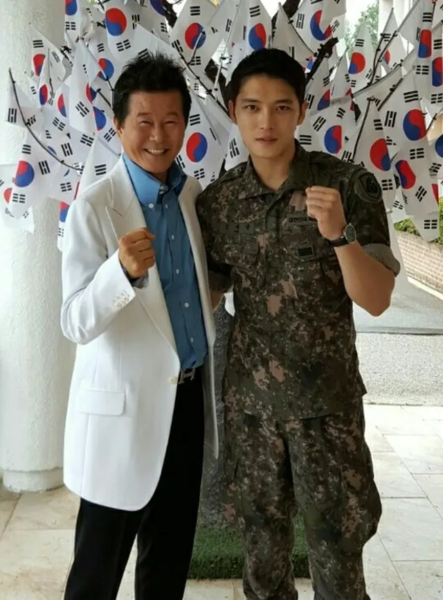 “軍服務中”ジェジュン（JYJ）、歌謡界の大御所テ・ジナと面会（提供:news1）