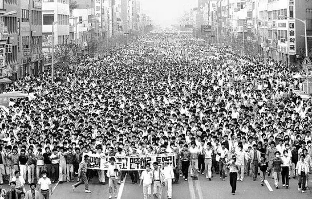 民主化を求めるデモが韓国全土に波及した（写真提供:ロコレ）