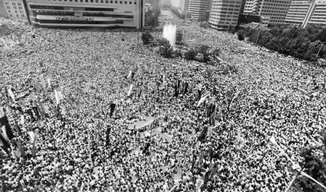 信じられない数の学生と市民が民主化運動に参加した