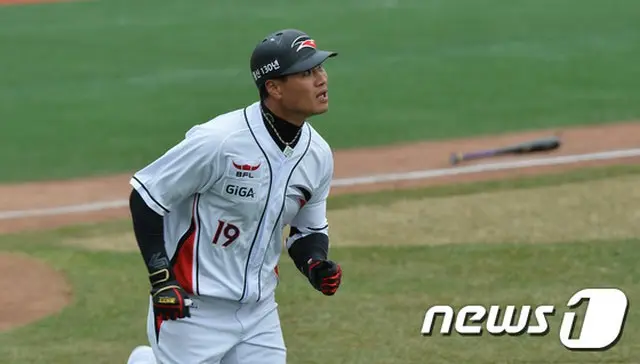 韓国プロ野球KTウィズが公然わいせつ罪で在宅立件された内野手キム・サンヒョン（36）に対する懲戒委員会を開き、任意脱退を決定した。