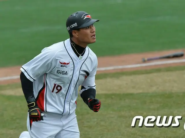 韓国プロ野球KTウィズが公然わいせつ罪で在宅立件された内野手キム・サンヒョン（36）に対する懲戒委員会を開き、任意脱退を決定した。