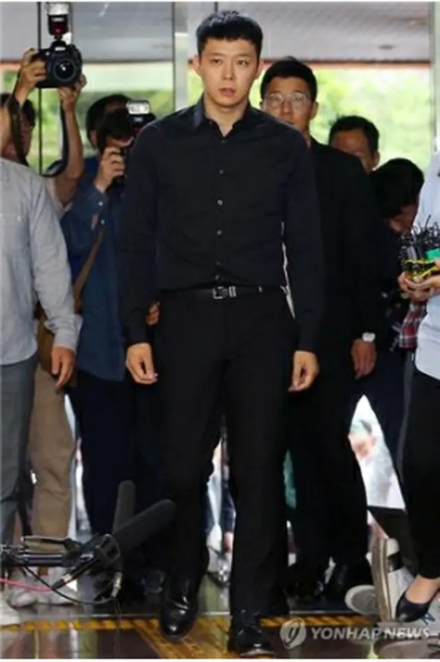 ６月３０日、ソウル江南警察署に出頭するユチョンさん＝（聯合ニュース）