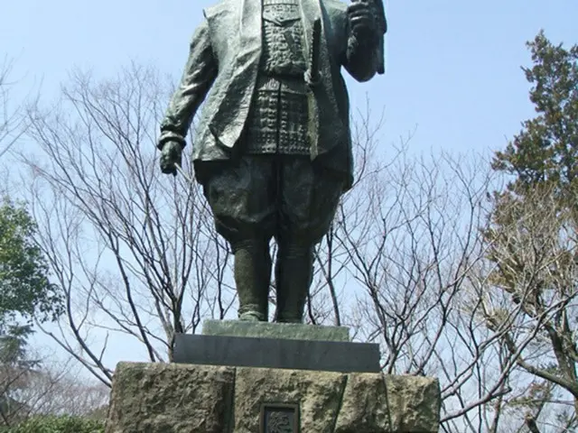 静岡市の駿府公園に立つ徳川家康の像（写真提供:ロコレ）