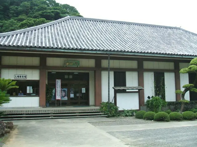 誕生寺の宝物館（写真提供:ロコレ）