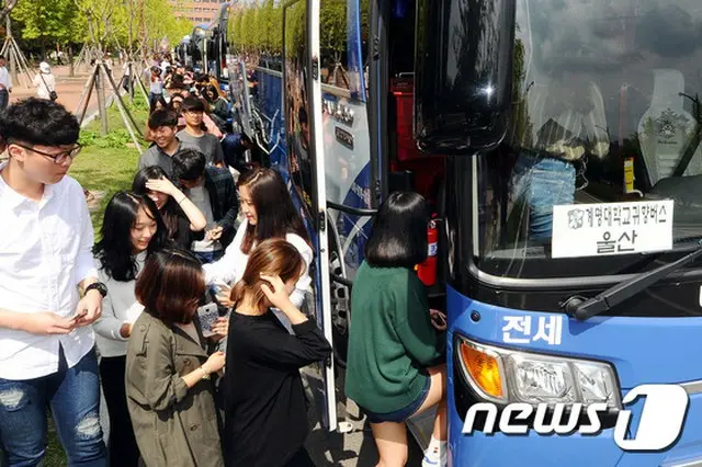 帰省する学生たちのために、今年も大学が秋夕（旧盆、チュソク）帰郷バスを自主運営し、大反響を呼んでいる。