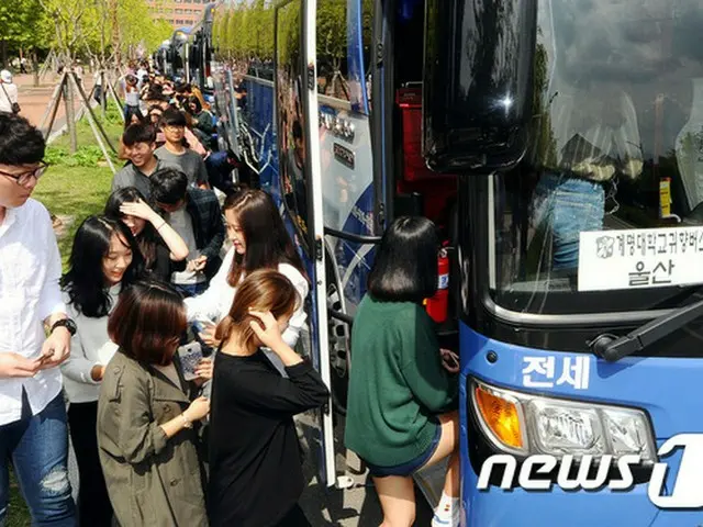 帰省する学生たちのために、今年も大学が秋夕（旧盆、チュソク）帰郷バスを自主運営し、大反響を呼んでいる。