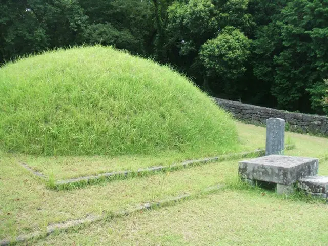 韓国では秋夕（チュソク）の日には必ず先祖の墓参りに行く（写真提供:ロコレ）