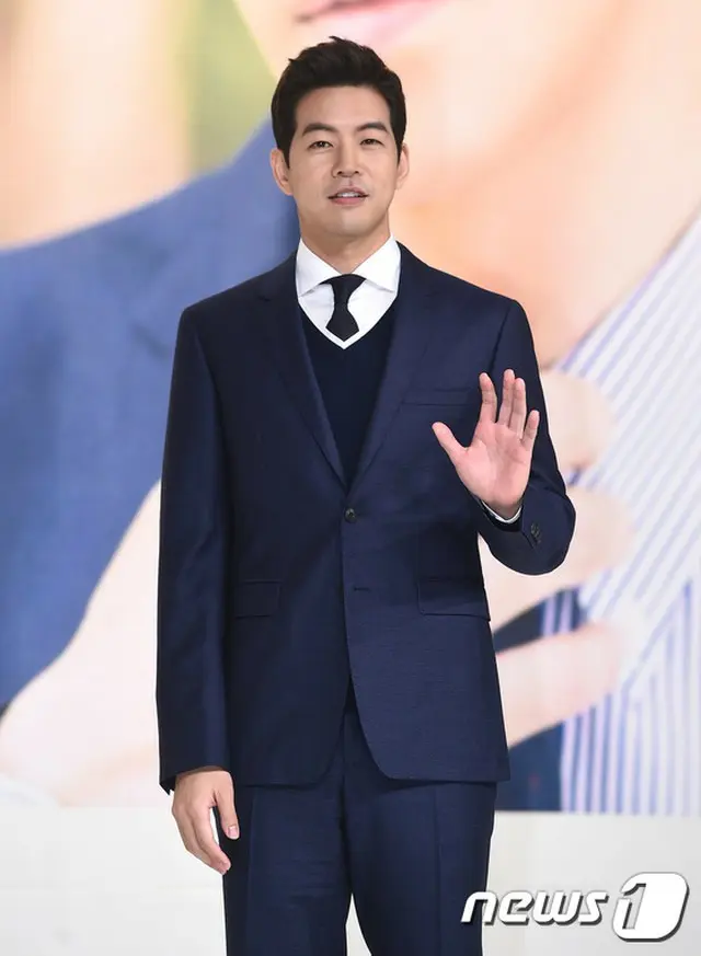 韓国俳優イ・サンユン（35）が恋人ユイ（28）に関する質問を回避した。