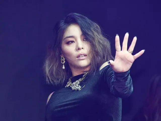 韓国歌手Ailee（27）がフィーチャリングしたユン・ミレ（35）について「先輩の声に合う曲ができ、ひざまずいて電話をかけた」と明かした。