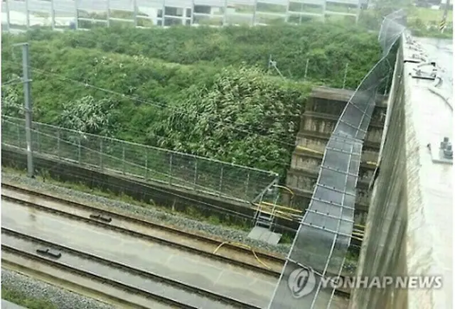 フェンスが落ちた蔚山駅付近の線路（コレール提供）＝５日、蔚山（聯合ニュース）