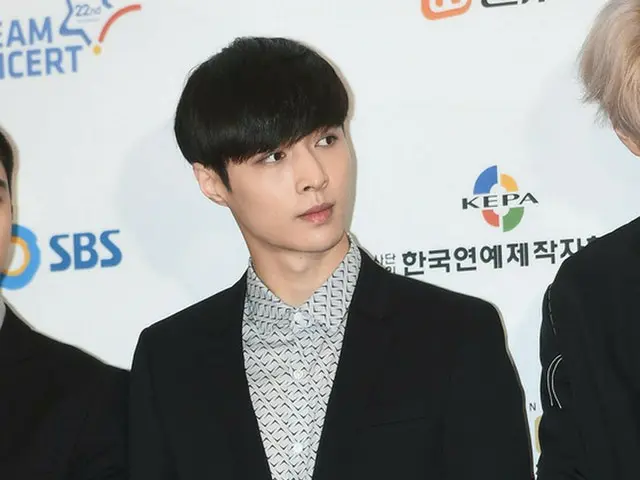 韓国アイドルグループ「EXO」LAY（レイ）が仁川国際空港で失神して倒れたことがわかり衝撃を与えている。（提供:news1）