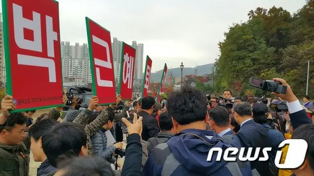 朴槿恵大統領の支持者と退陣要求のデモ参加者が衝突＝韓国（提供:news1）