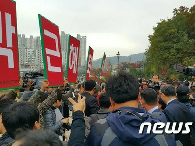 朴槿恵大統領の支持者と退陣要求のデモ参加者が衝突＝韓国（提供:news1）