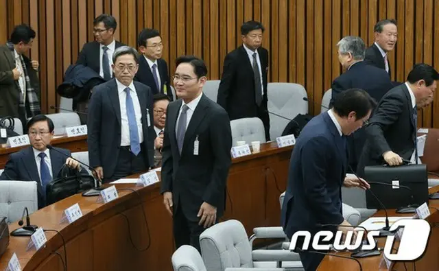 韓国で28年ぶりにおこなわれた大企業の会長らを相手にした大規模聴聞会が開始から13時間後に終了した。会長らは国民に「申し訳ない」との言葉を改めて残した。