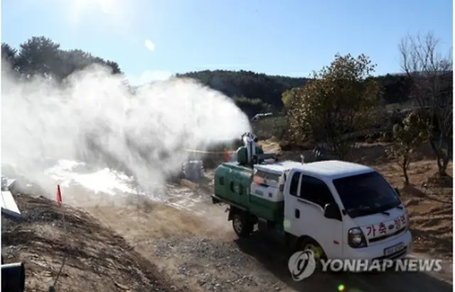 釜山市内になる農家の周辺で行われている防疫作業＝１６日、釜山（聯合ニュース）