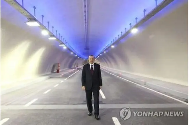 開通式にはトルコのエルドアン大統領も出席した。式の前にトンネル内部を歩いた＝（ＡＦＰ＝聯合ニュース）