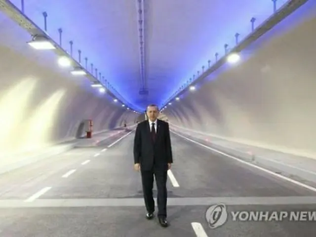 開通式にはトルコのエルドアン大統領も出席した。式の前にトンネル内部を歩いた＝（ＡＦＰ＝聯合ニュース）