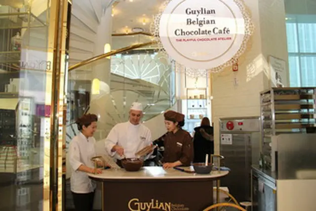 韓国・ロッテ製菓が運営するカフェ「Guylian」は12日、ベルギーのチョコレートの名匠であるLudwig De Keselを招待したと明らかにした。（提供:news1）