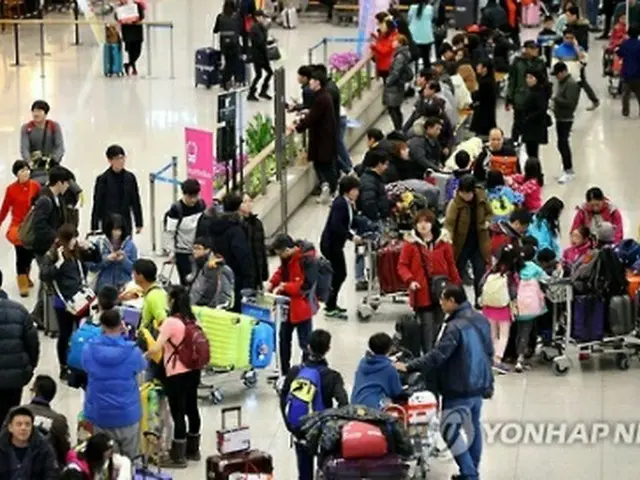 ３０日、仁川空港の入国ロビーは海外から帰国した旅行客で混雑した＝（聯合ニュース）