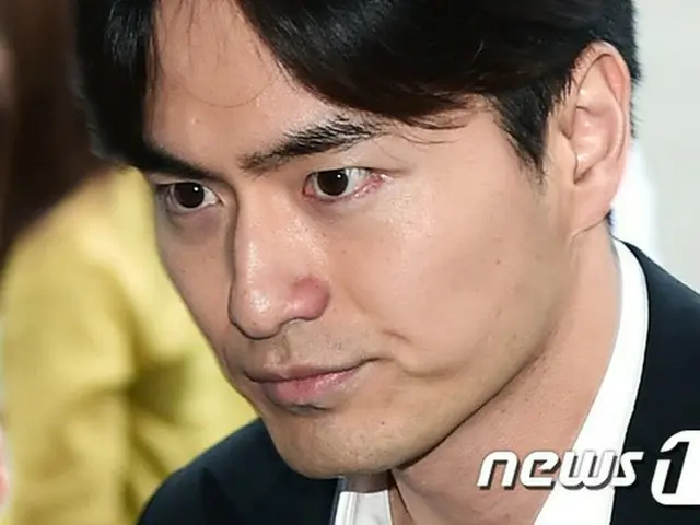 韓国俳優イ・ジヌク（35）が来る4月12日、性的暴行を受けたとして警察にうその告訴をした容疑で起訴された30代女性の裁判に証人として出廷する。