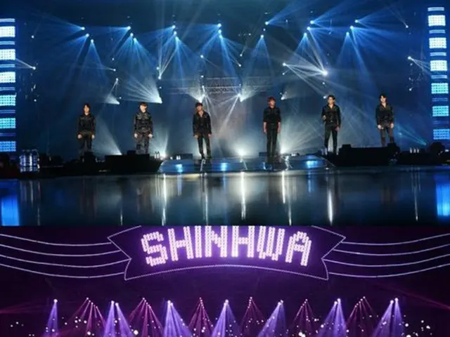 「SHINHWA」が4日、台湾・台北で「2017 SHINHWA LIVE “UNCHANGING” IN TAIPEI」を開催。ファンと楽しい一日を過ごし、コンサートの幕開けを大盛況のうちに締めくくった。（提供:OSEN）