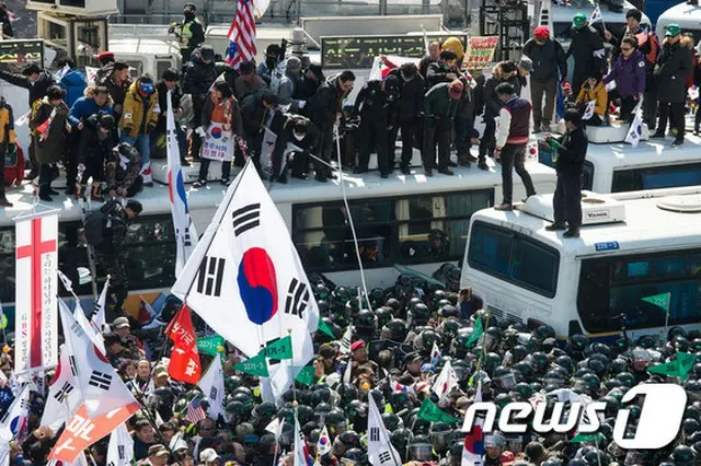 ＜韓国大統領罷免＞憲法裁判所前で流血騒動（提供:news1）