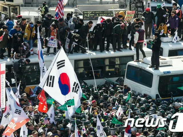 ＜韓国大統領罷免＞憲法裁判所前で流血騒動（提供:news1）