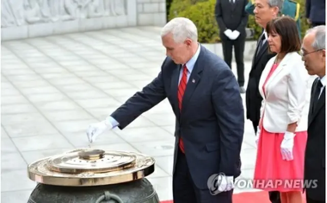 韓国を訪れているペンス氏は１７日午後に韓国の黄教安（ファン・ギョアン）大統領権限代行首相と会談し、北朝鮮の核問題などを話し合う予定だ＝（写真共同取材団、聯合ニュース）