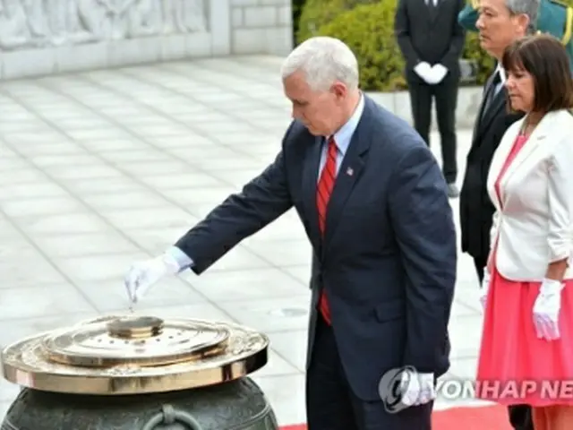 韓国を訪れているペンス氏は１７日午後に韓国の黄教安（ファン・ギョアン）大統領権限代行首相と会談し、北朝鮮の核問題などを話し合う予定だ＝（写真共同取材団、聯合ニュース）