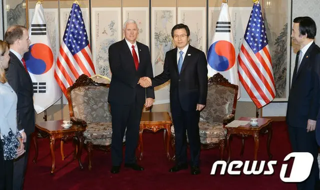 韓国の黄教安（ファン・ギョアン）大統領権限代行首相が17日午後、ソウル市内で訪韓中のペンス米副大統領と会談し、北朝鮮の核問題などについて議論した。