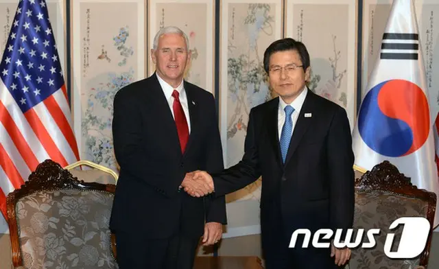 韓国の黄教安（ファン・ギョアン）大統領権限代行首相が17日午後、ソウル市内で訪韓中のペンス米副大統領と会談し、北朝鮮の核問題などについて議論した。